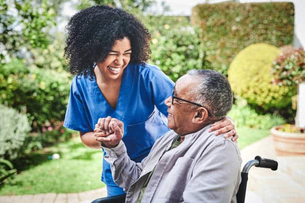 Quelle aide pour garder une personne âgée à domicile ?